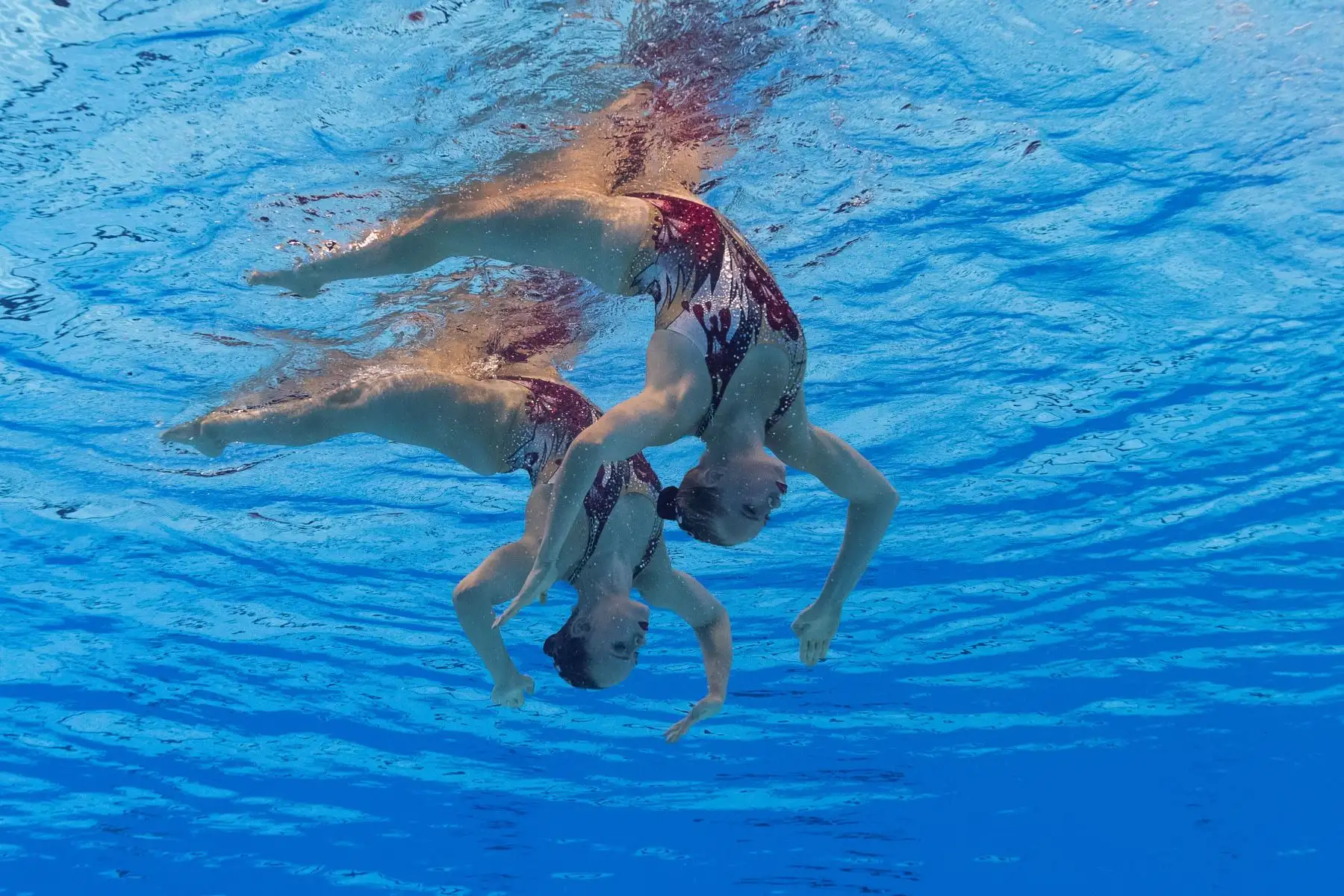 Claudia Holzner y Jacqueline Simoneau, de Canadá, compiten en el evento técnico de natación artística durante el Campeonato Mundial 2019. Foto: AFP
