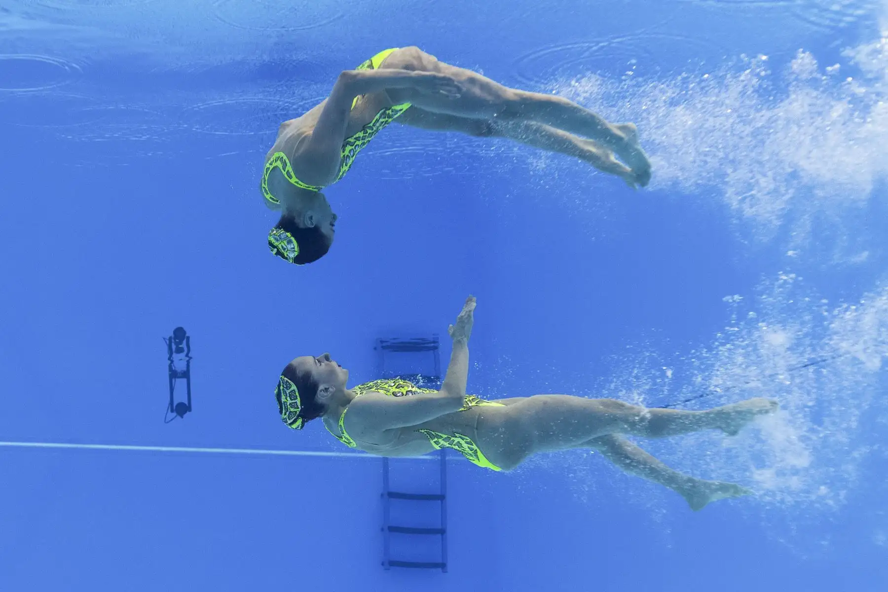 Linda Cerruti y Costanza Ferro, de Italia, compiten en el evento técnico de natación artística durante el Campeonato Mundial 2019. Foto: AFP