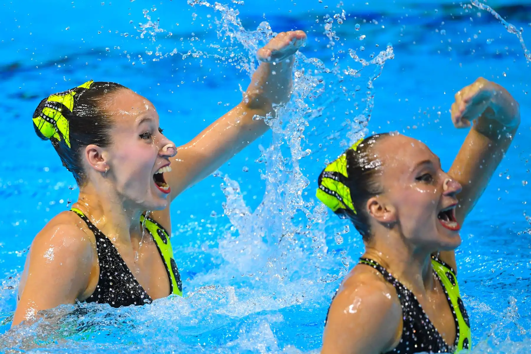 Eden Blecher y Shelly Bobritsky, de Israel, compiten en el evento técnico de natación artística durante el Campeonato Mundial 2019. Foto: AFP