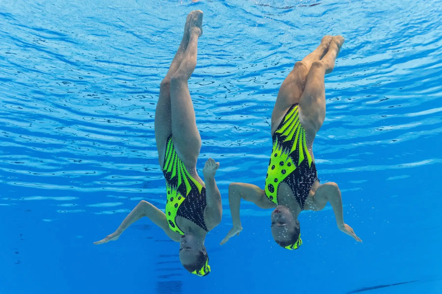 Eden Blecher, de Israel, y Shelly Bobritsky, de Israel, compiten en el evento técnico de natación artística durante el Campeonato Mundial 2019 en el gimnasio Yeomju en Gwangju el 12 de julio de 2019. (Foto por Ed JONES / AFP)