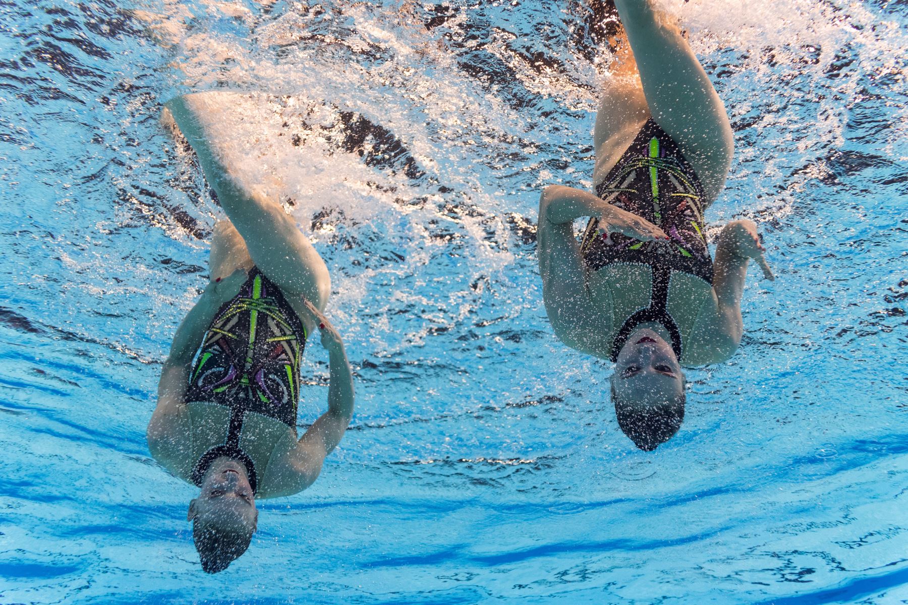 Svetlana Kolesnichenko y Svetlana Romashina, de Rusia, compiten en el evento técnico de natación artística durante el Campeonato Mundial 2019. Foto: AFP