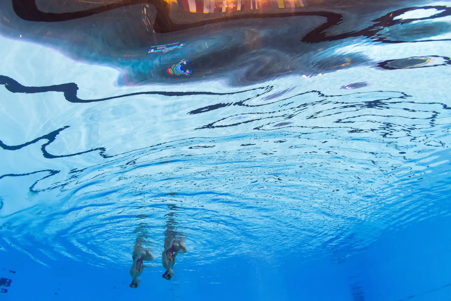 Luisa Borges y Maria Coutinho de Brasil compiten en el evento técnico de natación artística durante el Campeonato Mundial 2019. Foto: AFP