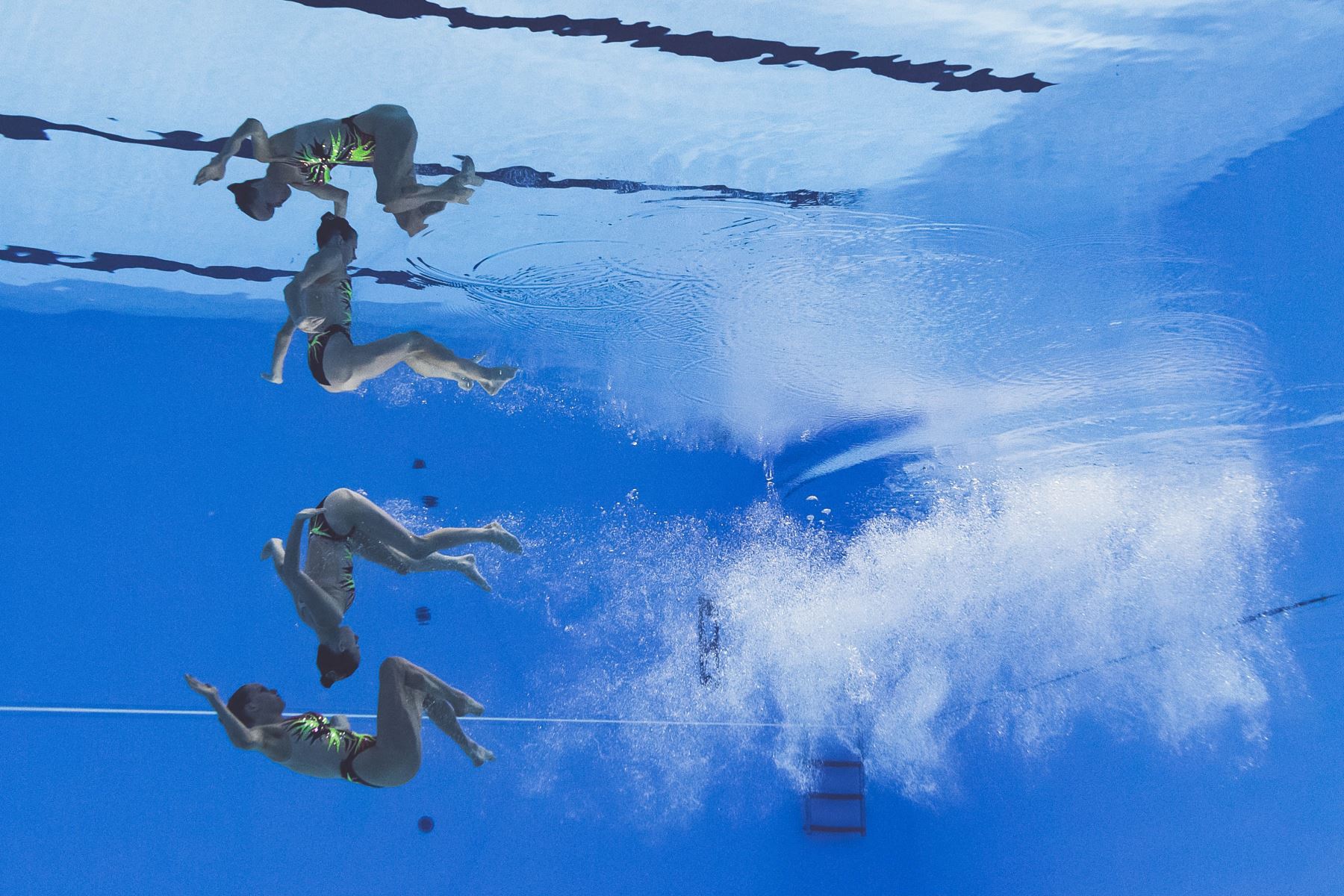 Vivenne Koch y Noemi Peschl, de Suiza, compiten en el evento técnico de natación artística durante el Campeonato Mundial 2019. Foto: AFP