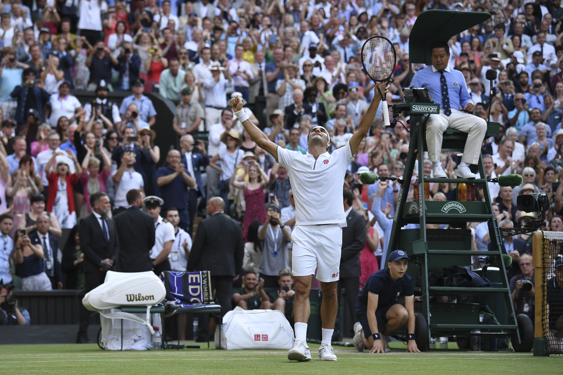 El suizo Roger Federer jugará la final de Wimbledon ante el serbio Novak Djokovic, luego de derrotar al español Rafael Nadal por 7-6 (3), 1-6, 6-3 y 6-4. Foto: AFP