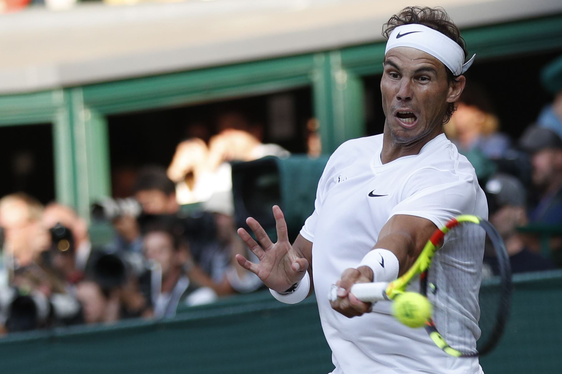 El suizo Roger Federer jugará la final de Wimbledon ante el serbio Novak Djokovic, luego de derrotar al español Rafael Nadal por 7-6 (3), 1-6, 6-3 y 6-4. Foto: AFP