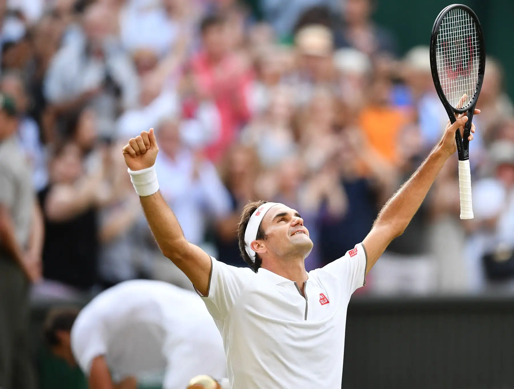 El suizo Roger Federer celebra la derrota del español Rafael Nadal durante el partido de semifinales de solteros de sus hombres el día 11 del Campeonato de Wimbledon 2019 en el All England Lawn Tennis Club en Wimbledon, suroeste de Londres.Foto: AFP