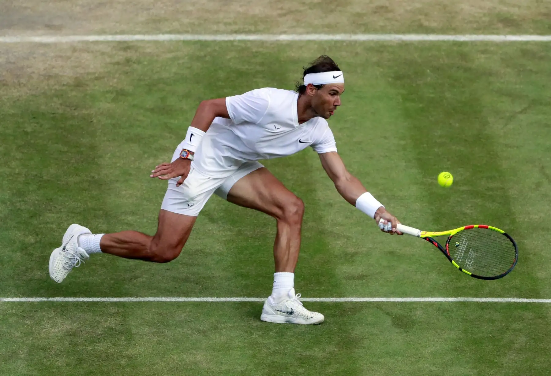 El suizo Roger Federer jugará la final de Wimbledon ante el serbio Novak Djokovic, luego de derrotar al español Rafael Nadal por 7-6 (3), 1-6, 6-3 y 6-4. Foto: AFP