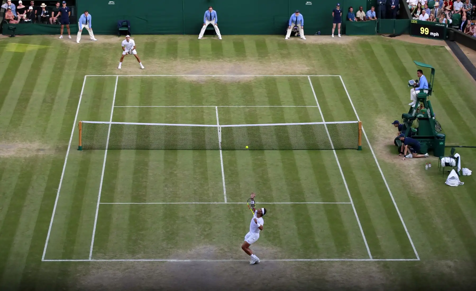 El suizo Roger Federer jugará la final de Wimbledon ante el serbio Novak Djokovic, luego de derrotar al español Rafael Nadal por 7-6 (3), 1-6, 6-3 y 6-4. Foto: AFP