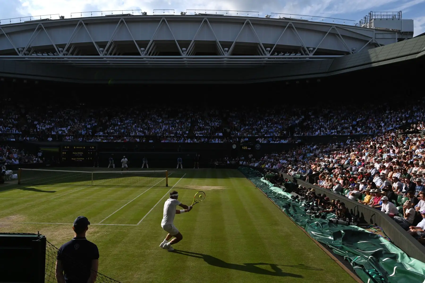 El suizo Roger Federer jugará la final de Wimbledon ante el serbio Novak Djokovic, luego de derrotar al español Rafael Nadal por 7-6 (3), 1-6, 6-3 y 6-4. Foto: AFP