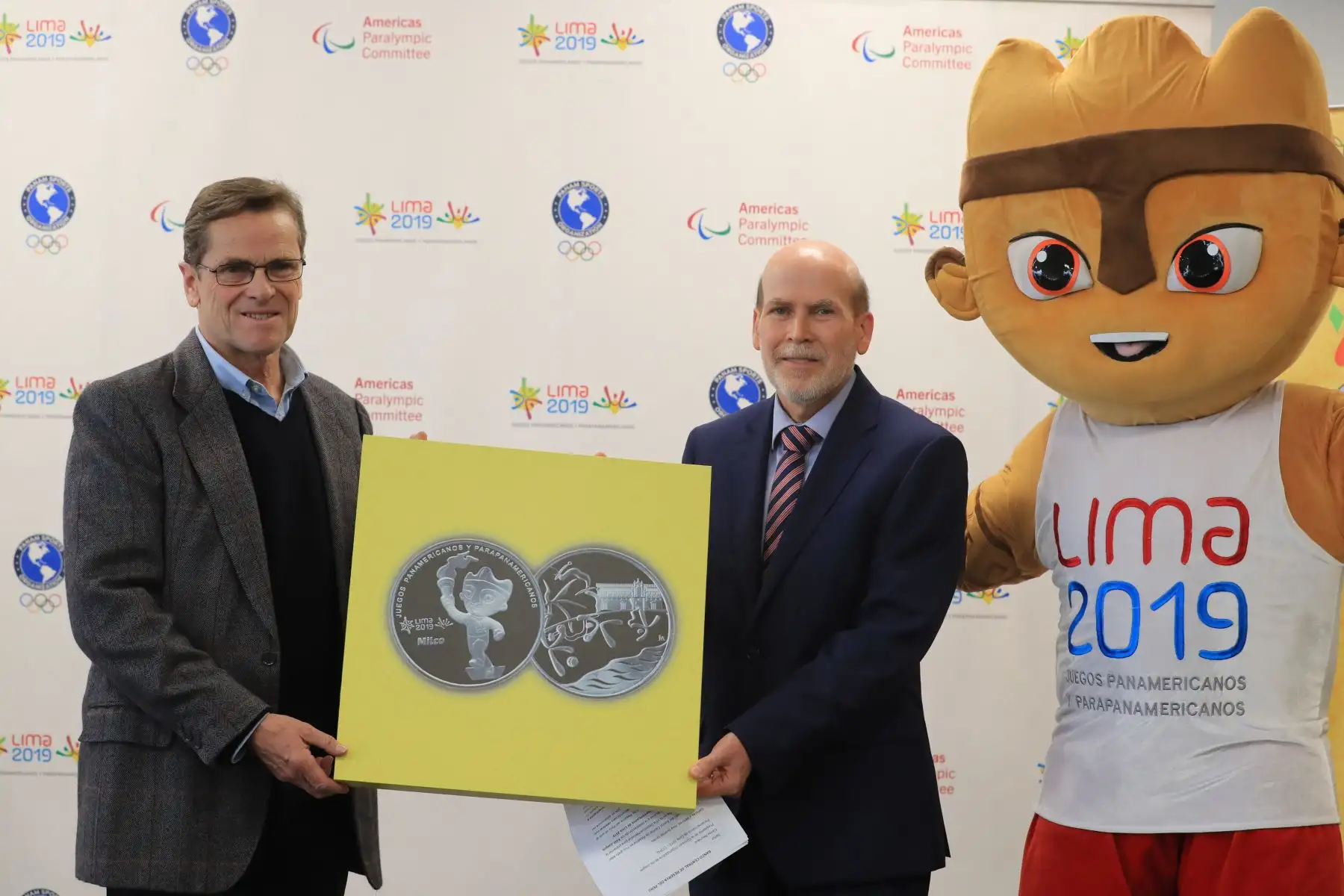 El presidente del Comité Organizador de Lima 2019, Carlos Neuhaus y el Gerente de Gestión del Circulante del BCR, Javier Gutiérrez presentaron la medalla alusiva a los Juegos Panamericanos Lima 2019.

Foto: ANDINA/Juan Carlos Guzmán Negrini.