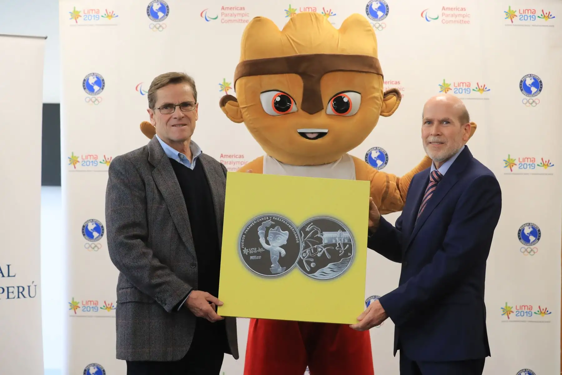 El presidente del Comité Organizador de Lima 2019, Carlos Neuhaus y el Gerente de Gestión del Circulante del BCR, Javier Gutiérrez presentaron la medalla alusiva a los Juegos Panamericanos Lima 2019.

Foto: ANDINA/Juan Carlos Guzmán Negrini.