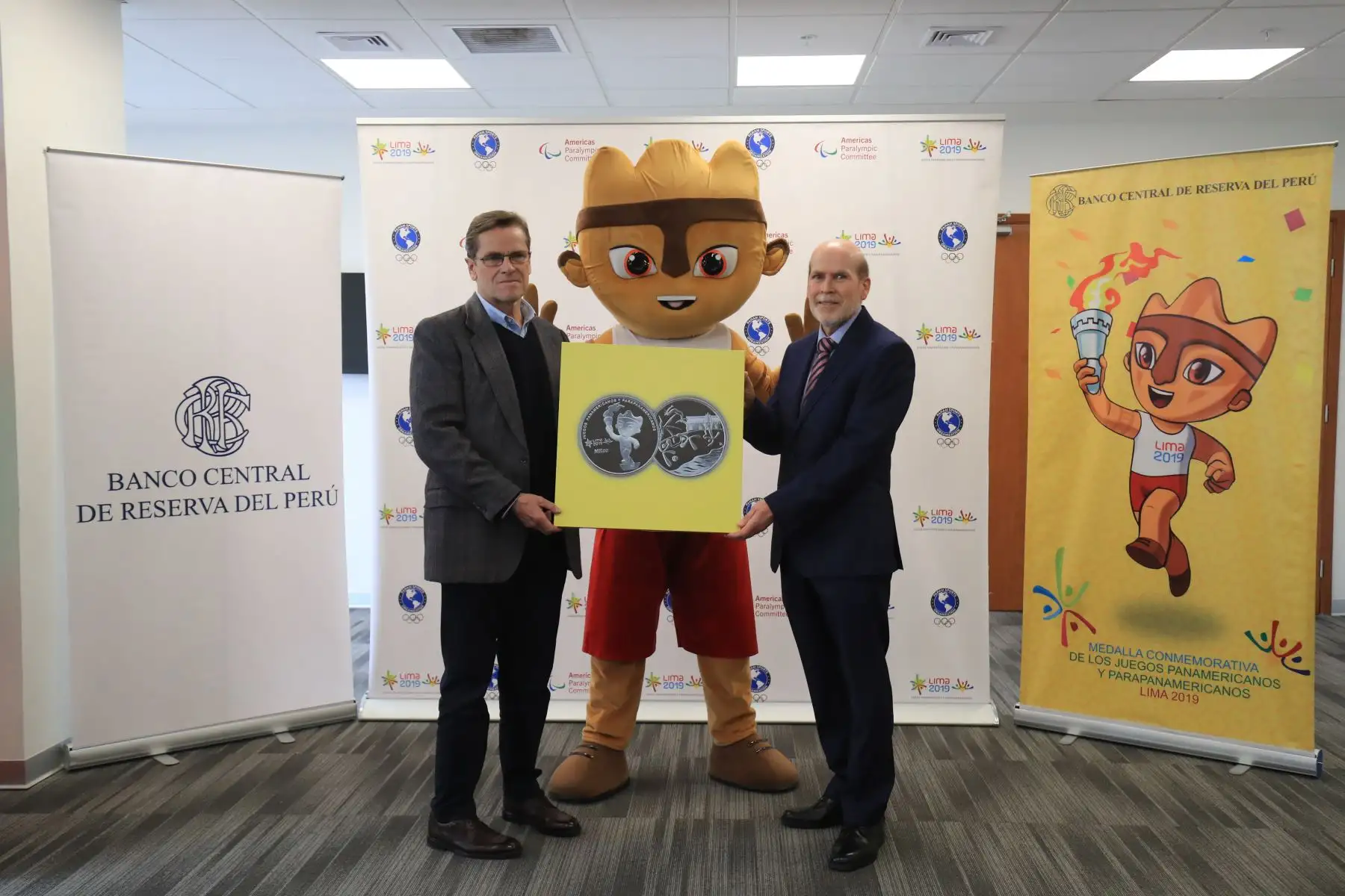 El presidente del Comité Organizador de Lima 2019, Carlos Neuhaus y el Gerente de Gestión del Circulante del BCR, Javier Gutiérrez presentaron la medalla alusiva a los Juegos Panamericanos Lima 2019.

Foto: ANDINA/Juan Carlos Guzmán Negrini.