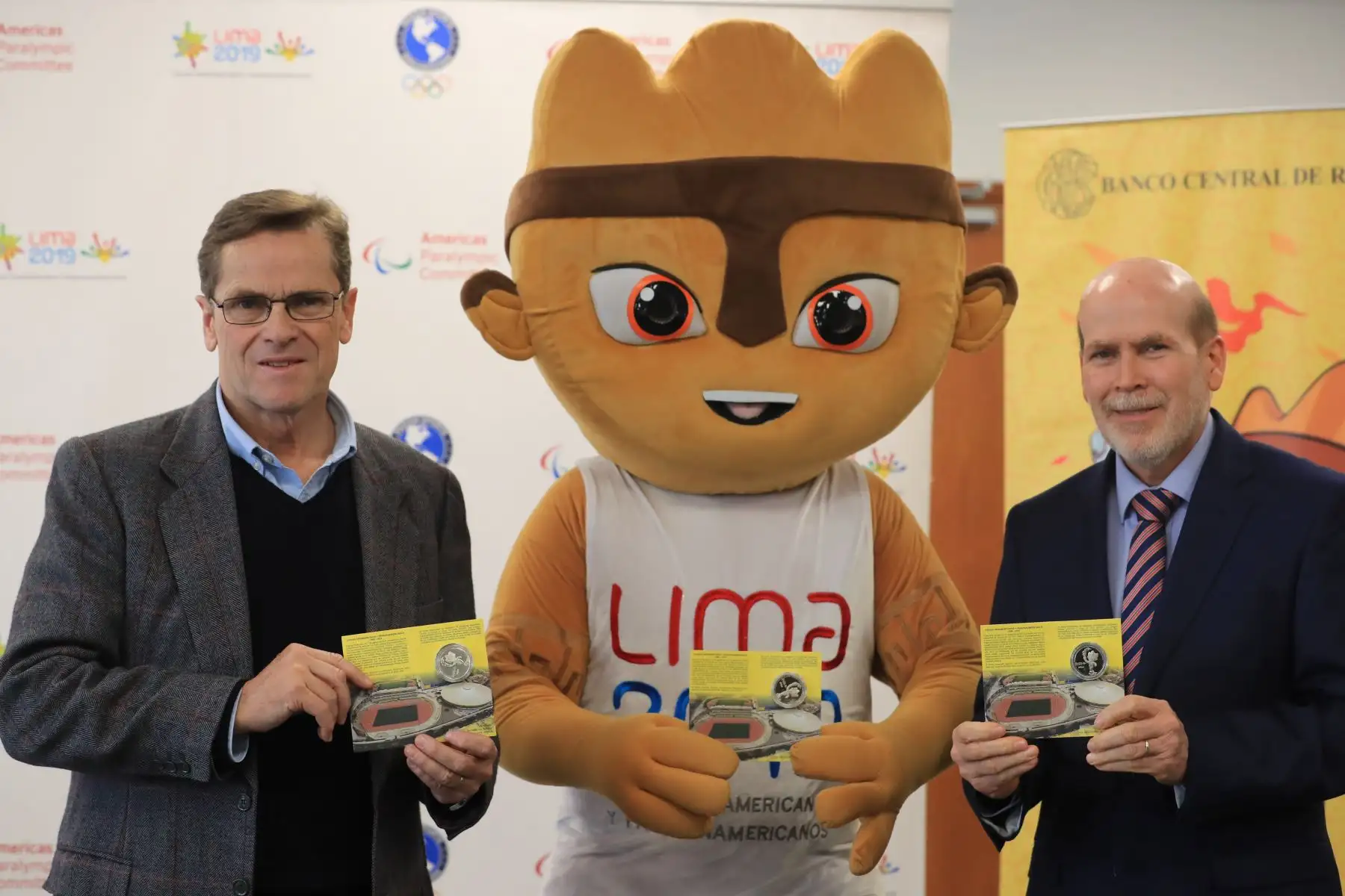 El presidente del Comité Organizador de Lima 2019, Carlos Neuhaus y el Gerente de Gestión del Circulante del BCR, Javier Gutiérrez presentaron la medalla alusiva a los Juegos Panamericanos Lima 2019.

Foto: ANDINA/Juan Carlos Guzmán Negrini.