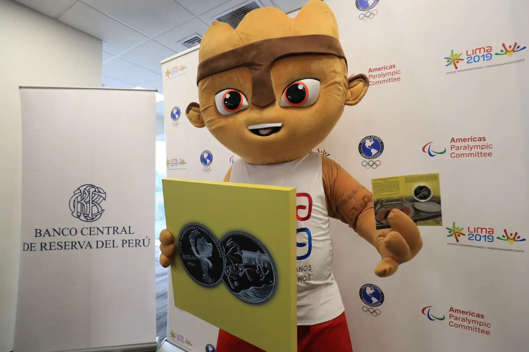 El presidente del Comité Organizador de Lima 2019, Carlos Neuhaus y el Gerente de Gestión del Circulante del BCR, Javier Gutiérrez presentaron la medalla alusiva a los Juegos Panamericanos Lima 2019.

Foto: ANDINA/Juan Carlos Guzmán Negrini.