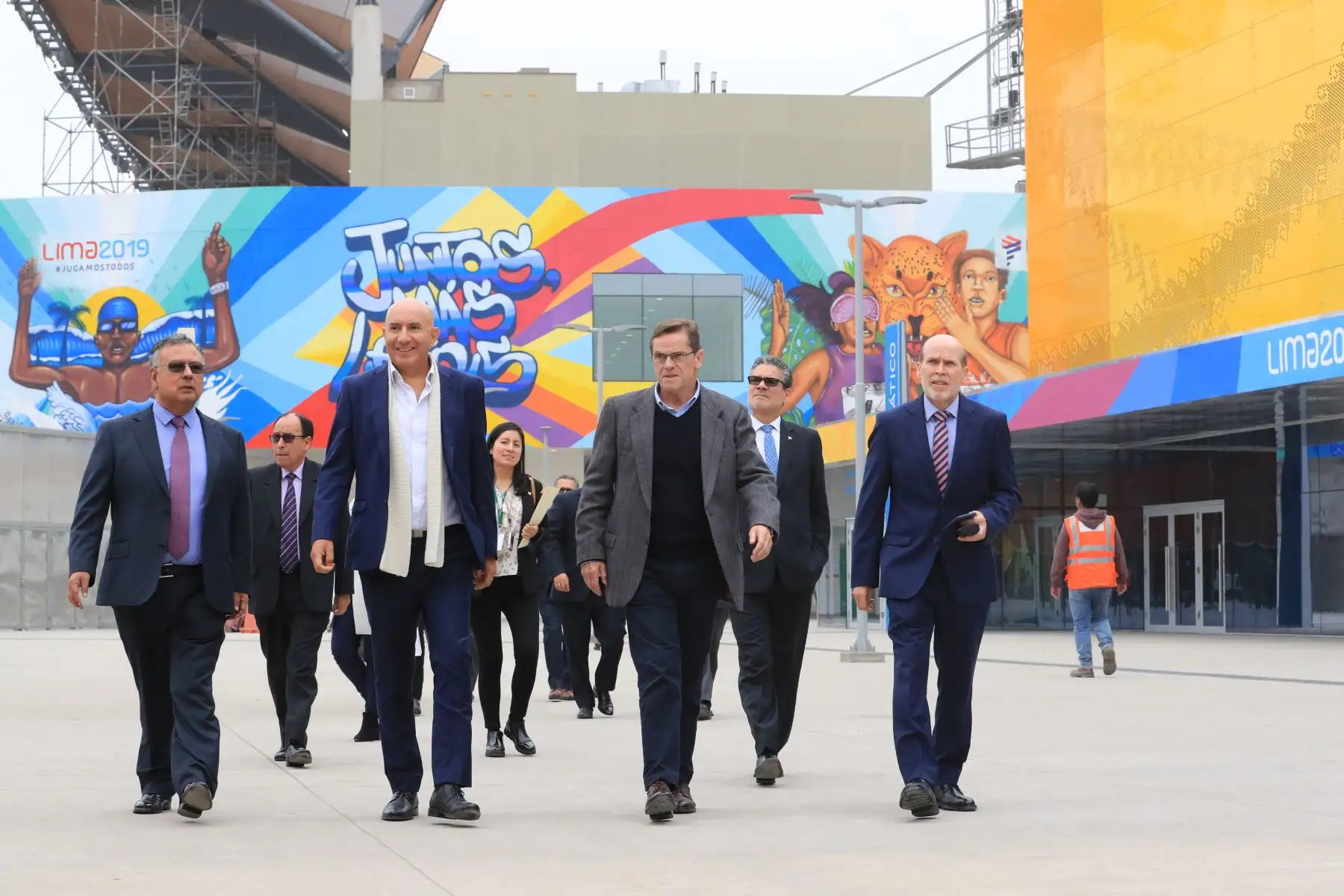 El presidente del Comité Organizador de Lima 2019, Carlos Neuhaus y el Gerente de Gestión del Circulante del BCR, Javier Gutiérrez presentaron la medalla alusiva a los Juegos Panamericanos Lima 2019.

Foto: ANDINA/Juan Carlos Guzmán Negrini.