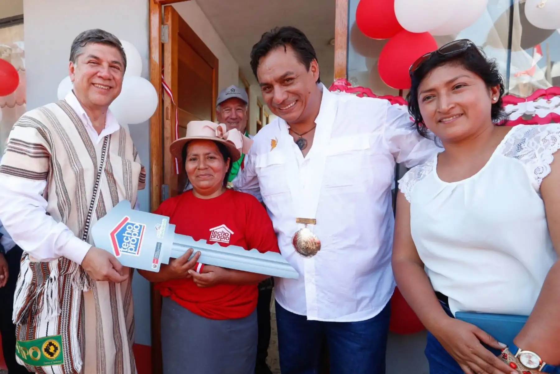 Ministro de Vivienda, Construcción y Saneamiento, Miguel Estrada Mendoza, durante la ceremonia de entrega simbólica de llaves a una de las 62 familias de la provincia de Satipo, en Junín, que resultaron beneficiadas con la construcción de sus viviendas a través del programa Techo Propio, del Fondo Mivivienda (FMV).