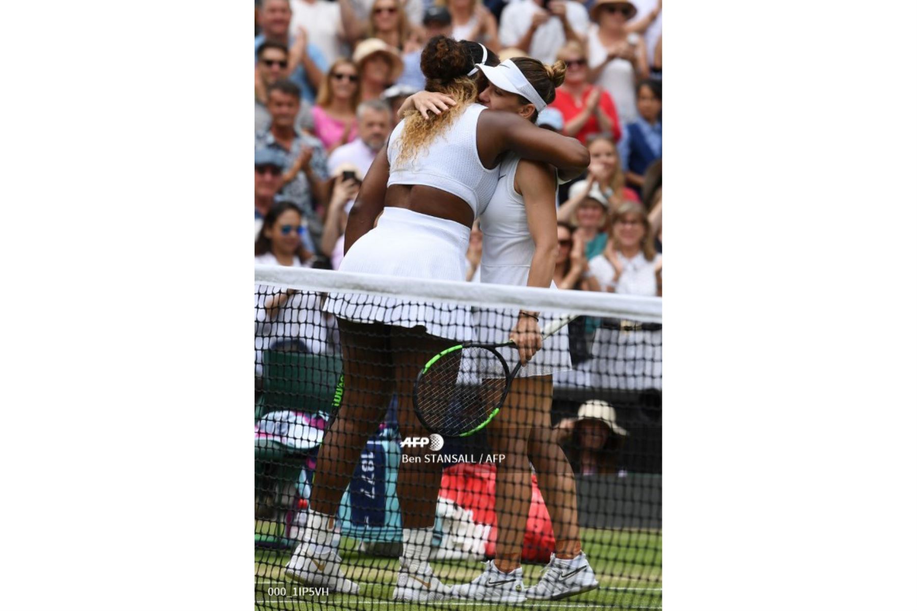 Simona Halep (R) de Rumania abraza a la jugadora estadounidense Serena Williams (L) después de que Halep ganara la final de sus singles femeninas el día doce del Campeonato de Wimbledon 2019.
Foto: AFP