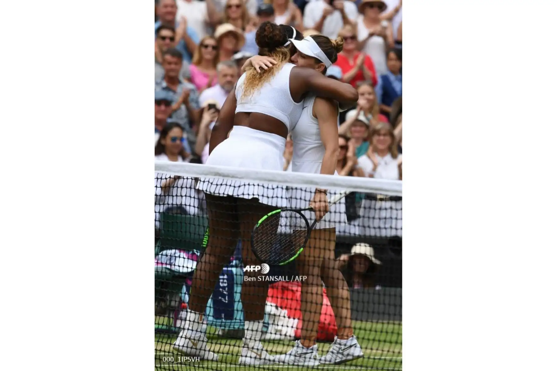 Simona Halep (R) de Rumania abraza a la jugadora estadounidense Serena Williams (L) después de que Halep ganara la final de sus singles femeninas el día doce del Campeonato de Wimbledon 2019.
Foto: AFP