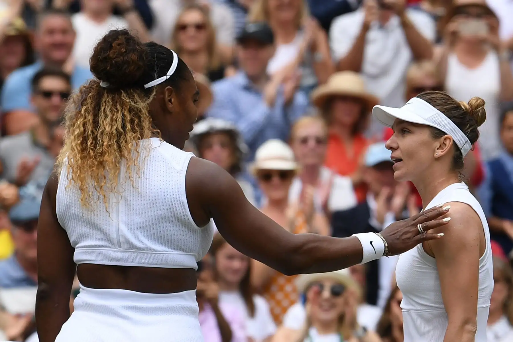 La rumana Simona Halep (R) le da la mano a la jugadora estadounidense Serena Williams (L) después de que Halep ganara la final de sus singles femeninas el día doce del Campeonato de Wimbledon 2019.
Foto:AFP