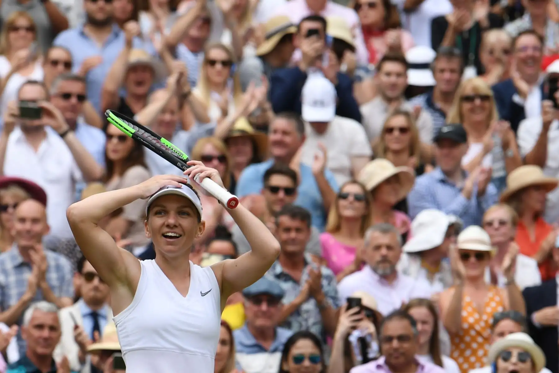 Simona Halep, de Rumania, celebra la derrota de la jugadora estadounidense Serena Williams en su final de individuales femeninos el día doce del Campeonato de Wimbledon 2019.
Foto:AFP
