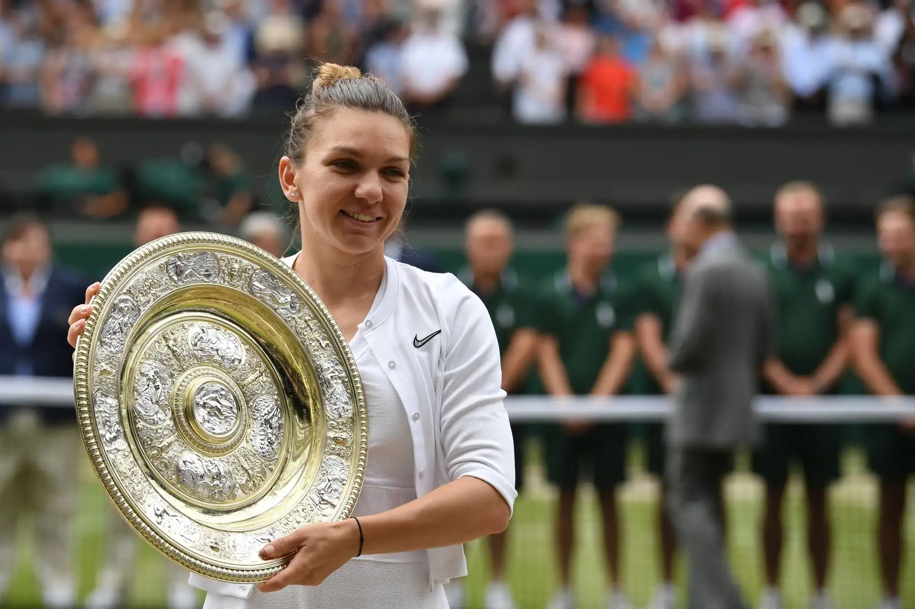 La rumana Simona Halep se alza con el trofeo Venus Rosewater Dish luego de vencer a la jugadora estadounidense Serena Williams en la final de sus individuales femeninos el día doce del Campeonato de Wimbledon 2019.
Foto:AFP
