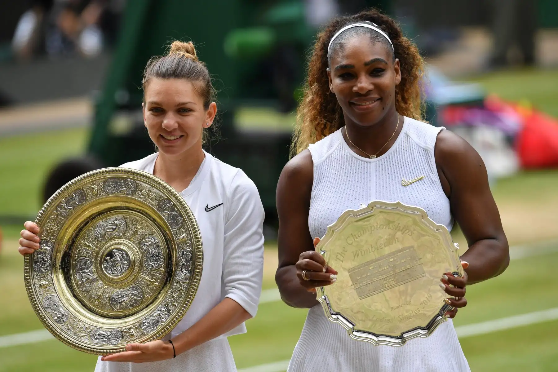 La rumana Simona Halep (L) posa con el trofeo Venus Rosewater Dish (L) y la jugadora estadounidense Serena Williams posa con el trofeo de subcampeones después de que Halep ganara su final de individuales femenino el día doce del Campeonato de Wimbledon 2019.
Foto: AFP