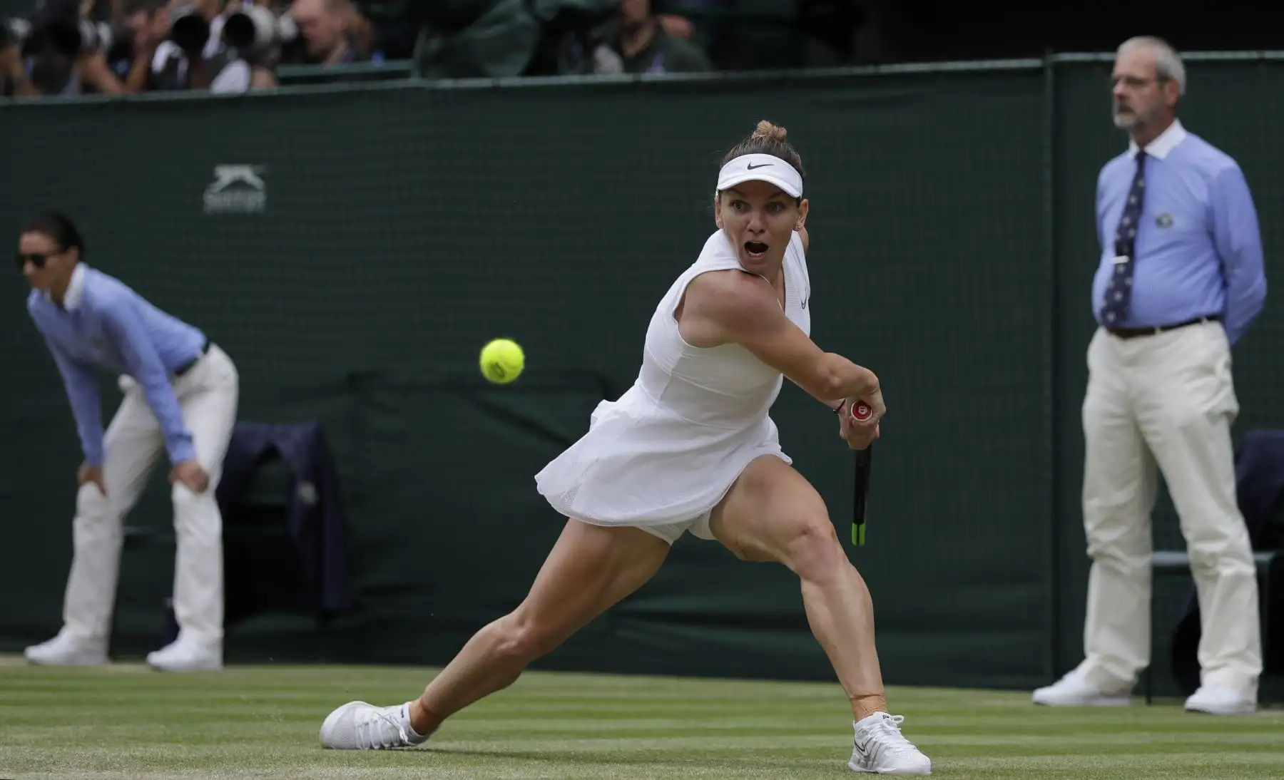La rumana Simona Halep regresa contra la jugadora estadounidense Serena Williams durante su final de individuales femeninos en el día doce del Campeonato de Wimbledon 2019.
Foto: AFP