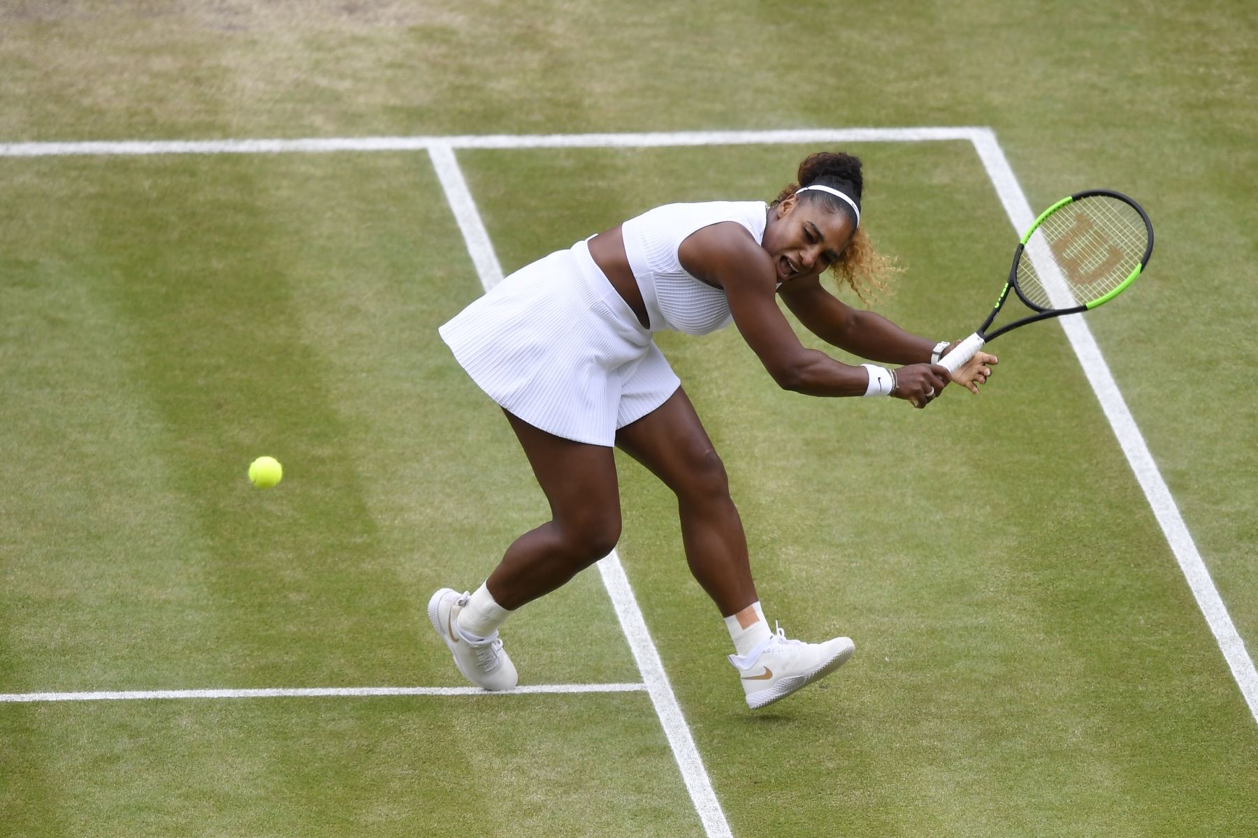 La jugadora estadounidense Serena Williams regresa contra la rumana Simona Halep durante su final de individuales femeninos en el día doce de los Campeonatos de Wimbledon 2019.
Foto: AFP