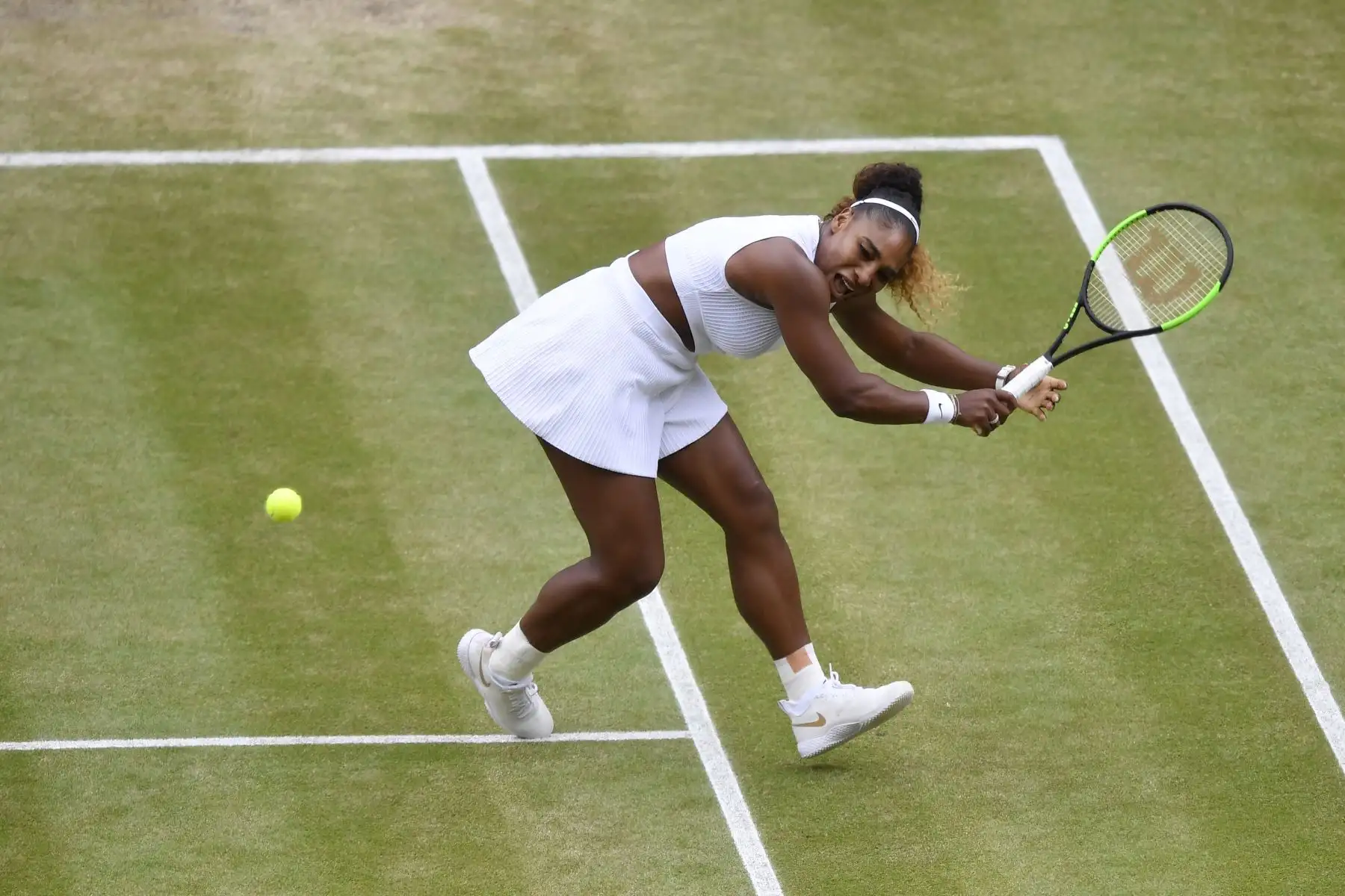 La jugadora estadounidense Serena Williams regresa contra la rumana Simona Halep durante su final de individuales femeninos en el día doce de los Campeonatos de Wimbledon 2019.
Foto: AFP