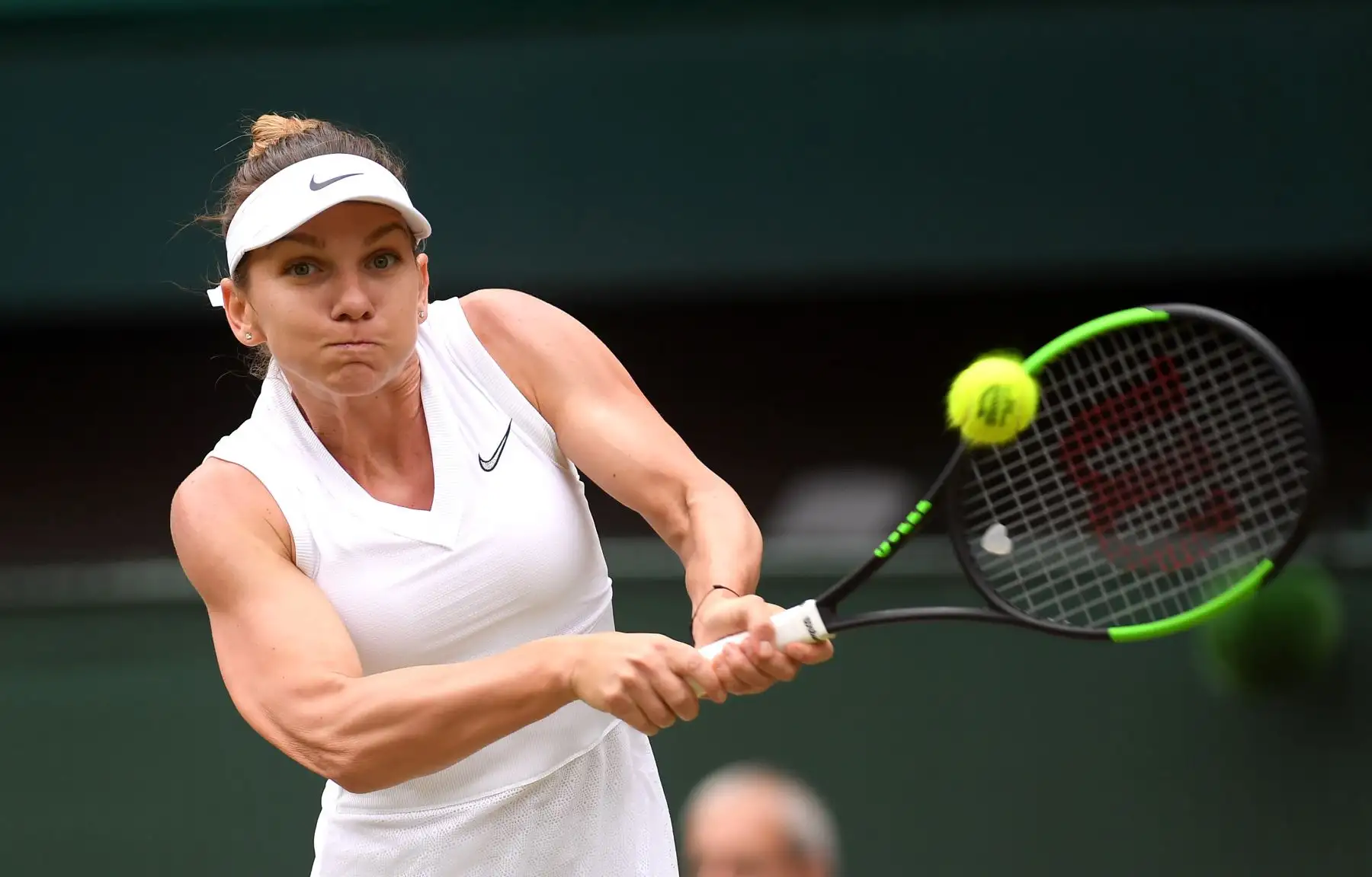 La rumana Simona Halep regresa contra la jugadora estadounidense Serena Williams durante su final de individuales femeninos en el día doce del Campeonato de Wimbledon 2019.
Foto: AFP
