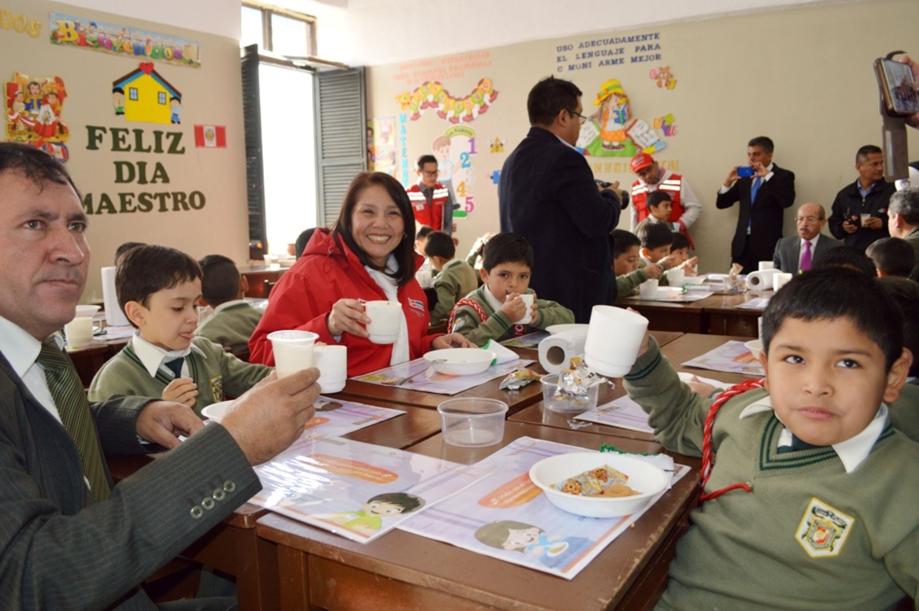 Titular del Midis, Paola Bustamante, supervisa la entrega de alimentos a escolares de región Cajamarca. Foto: Eduard Lozano