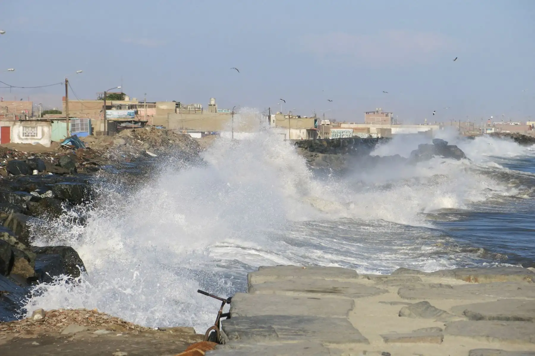 Durante un oleaje ligero el mar presenta alturas de olas hasta en un 50 % más sobre sus características normales; mientras en un oleaje moderado las olas alcanzan hasta el doble de sus condiciones normales.ANDINA