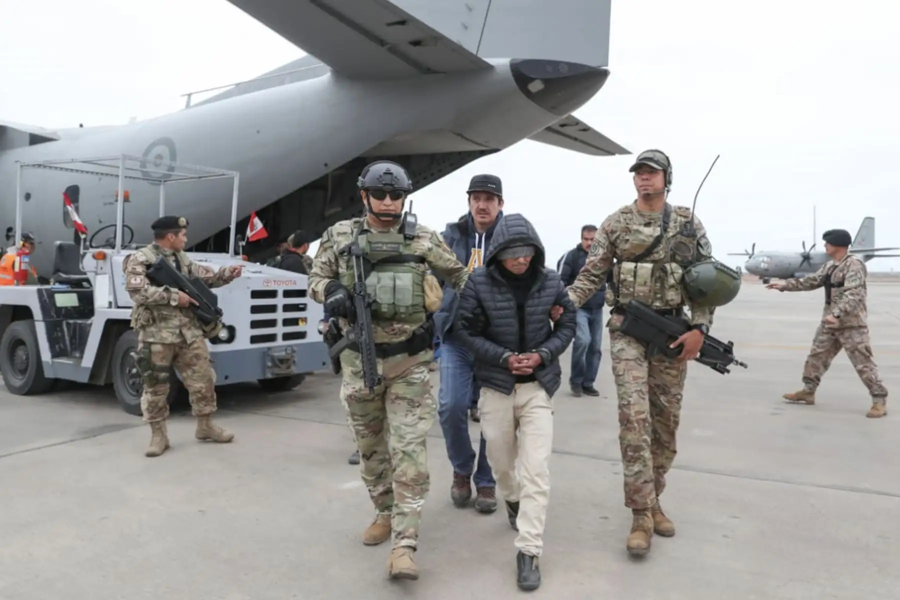 Policía Nacional presenta a terrorista " Julio Chapo" capturado en Huancavelica, a su llegada al Grupo Aéreo Nro 8.
Foto: MININTER