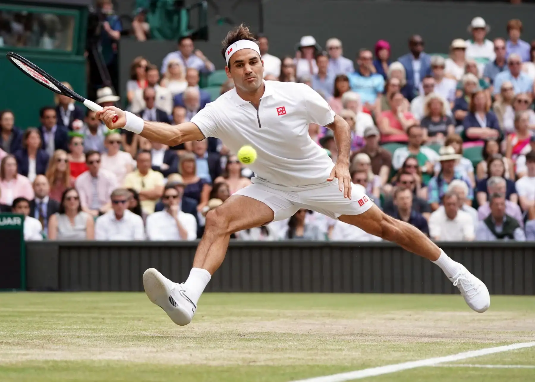 Roger Federer de Suiza regresa a Novak Djokovic de Serbia en la final masculina del Campeonato de Wimbledon.
Foto: EFE