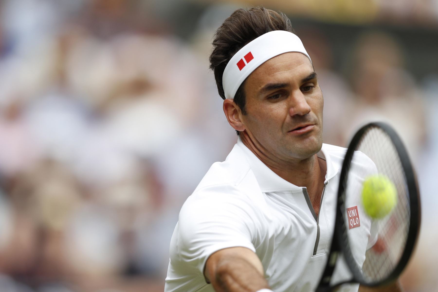 Roger Federer de Suiza juega Novak Djokovic de Serbia en la final masculina del Campeonato de Wimbledon en el All England Lawn Tennis Club.
Foto: EFE