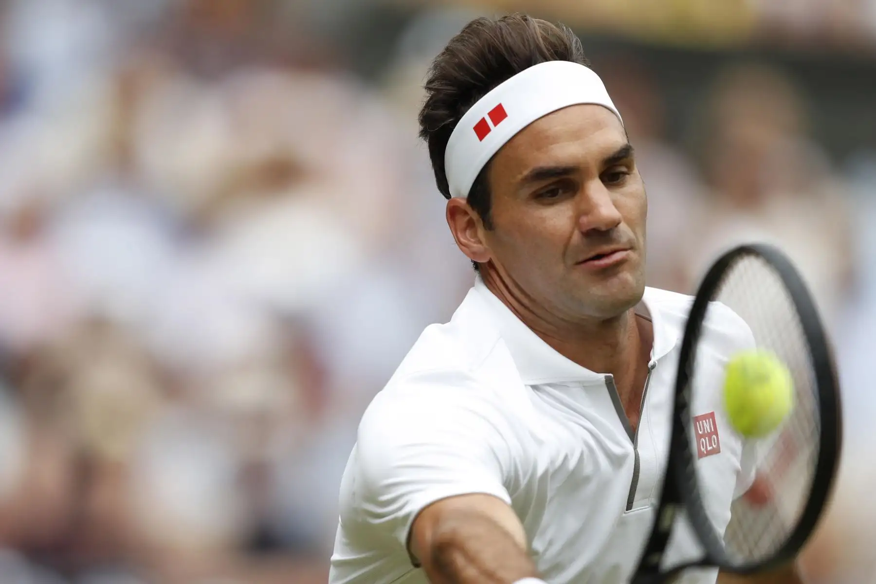 Roger Federer de Suiza juega Novak Djokovic de Serbia en la final masculina del Campeonato de Wimbledon en el All England Lawn Tennis Club.
Foto: EFE