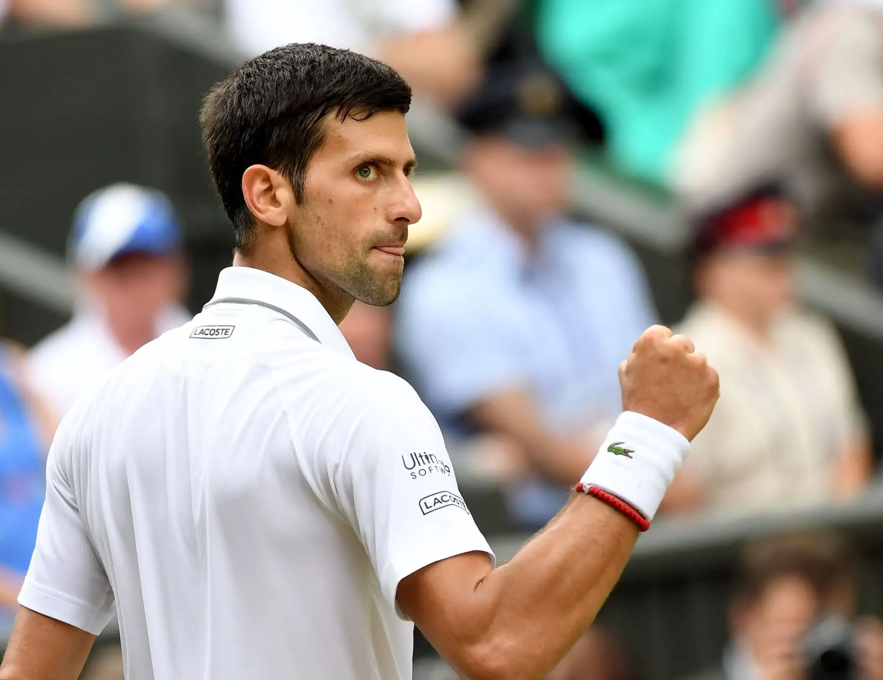 Novak Djokovic de Serbia en acción contra Roger Federer de Suiza durante su último partido masculino para el Campeonato de Wimbledon en el All England Lawn Tennis Club, en Londres.
Foto: EFE