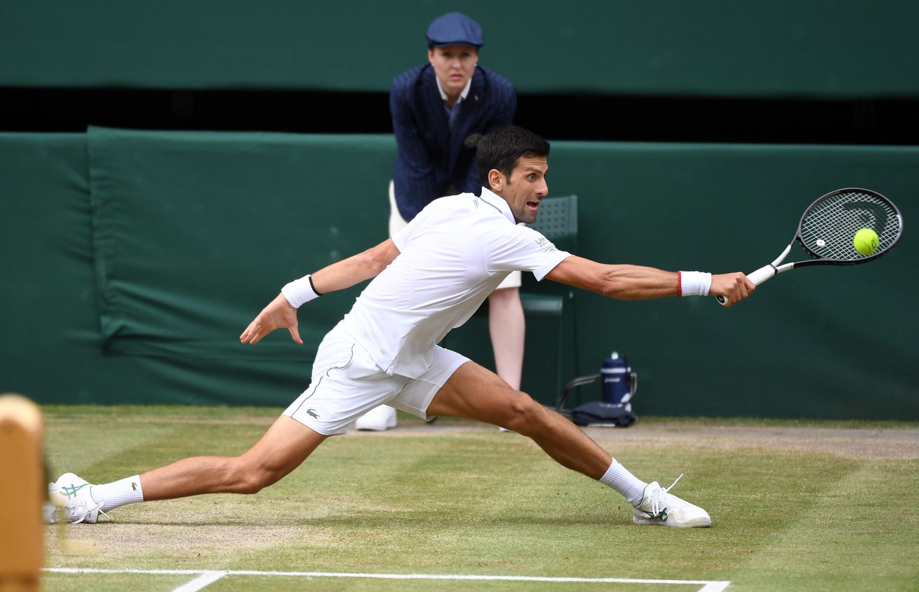 Novak Djokovic de Serbia en acción contra Roger Federer de Suiza durante su último partido masculino para el Campeonato de Wimbledon en el All England Lawn Tennis Club, en Londres.
Foto:EFE