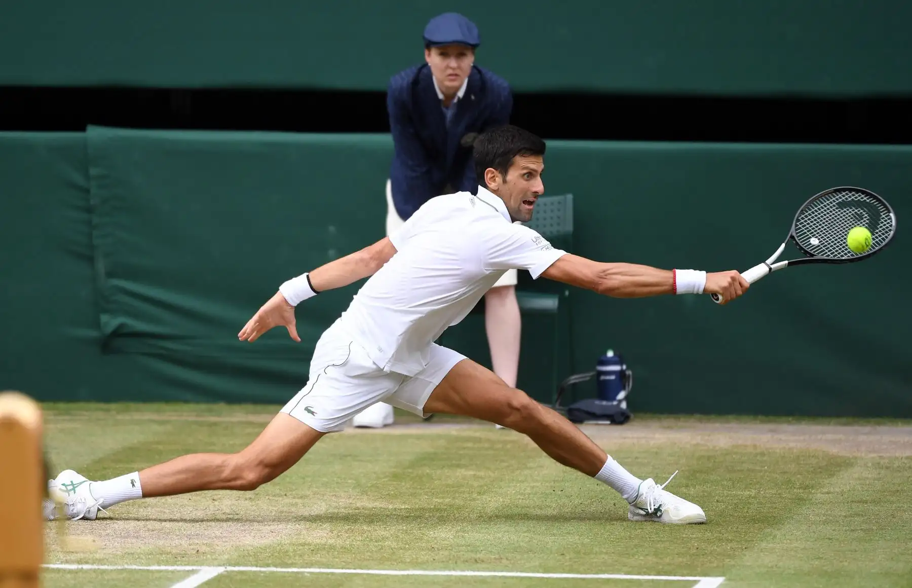 Novak Djokovic de Serbia en acción contra Roger Federer de Suiza durante su último partido masculino para el Campeonato de Wimbledon en el All England Lawn Tennis Club, en Londres.
Foto:EFE