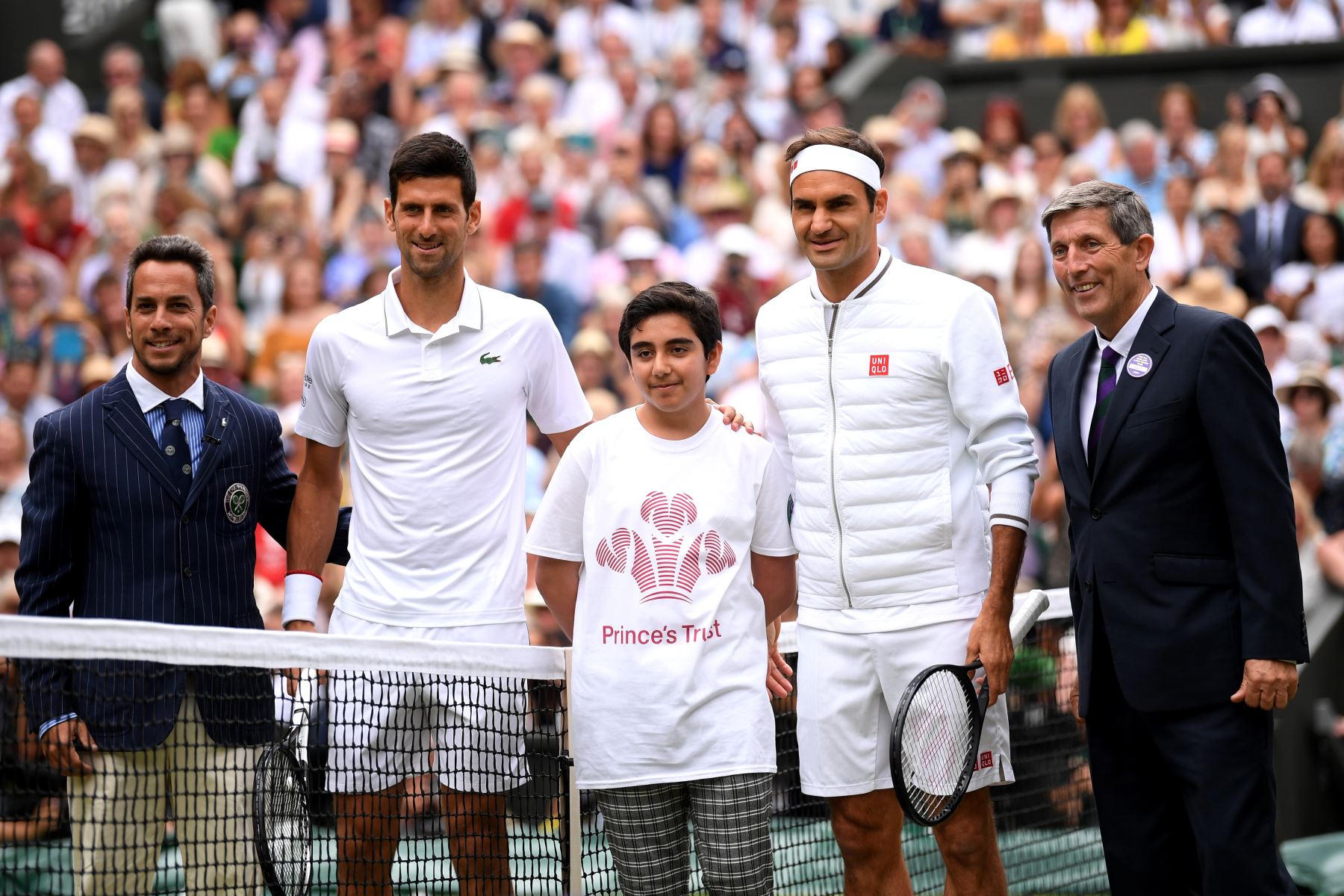 Novak Djokovic (2L) de Serbia y Roger Federer (2R) de Suiza posan con el árbitro argentino Damian Steiner (L) antes de su final de individuales masculinos el día trece del Campeonato de Wimbledon 2019.
Foto:EFE