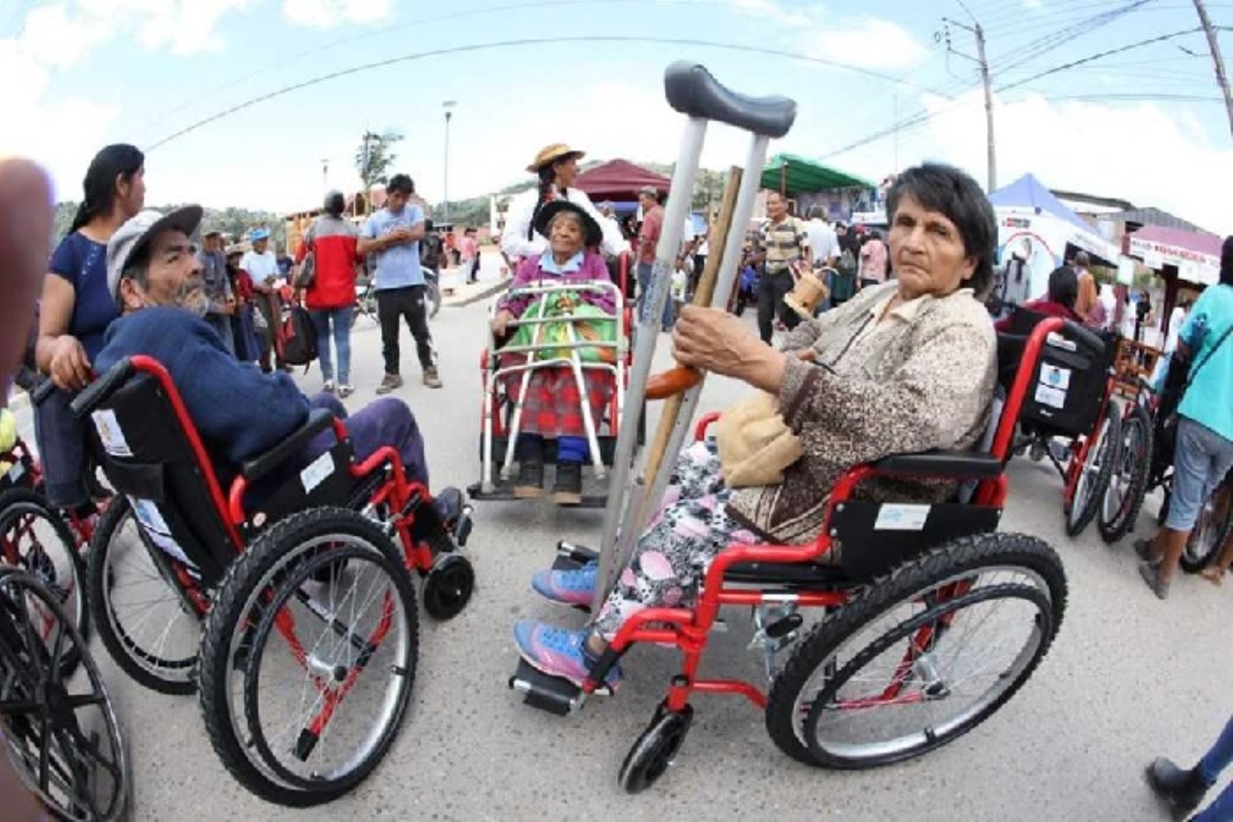 Los usuarios y usuarios del Programa Pensión 65 del Ministerio de Desarrollo e Inclusión Social (Midis), de la provincia de Oxapampa, en el departamento de Pasco, recibieron 160 bastones y 20 sillas de ruedas, como resultado de la articulación entre el Gobierno Regional de Pasco y dicho programa.