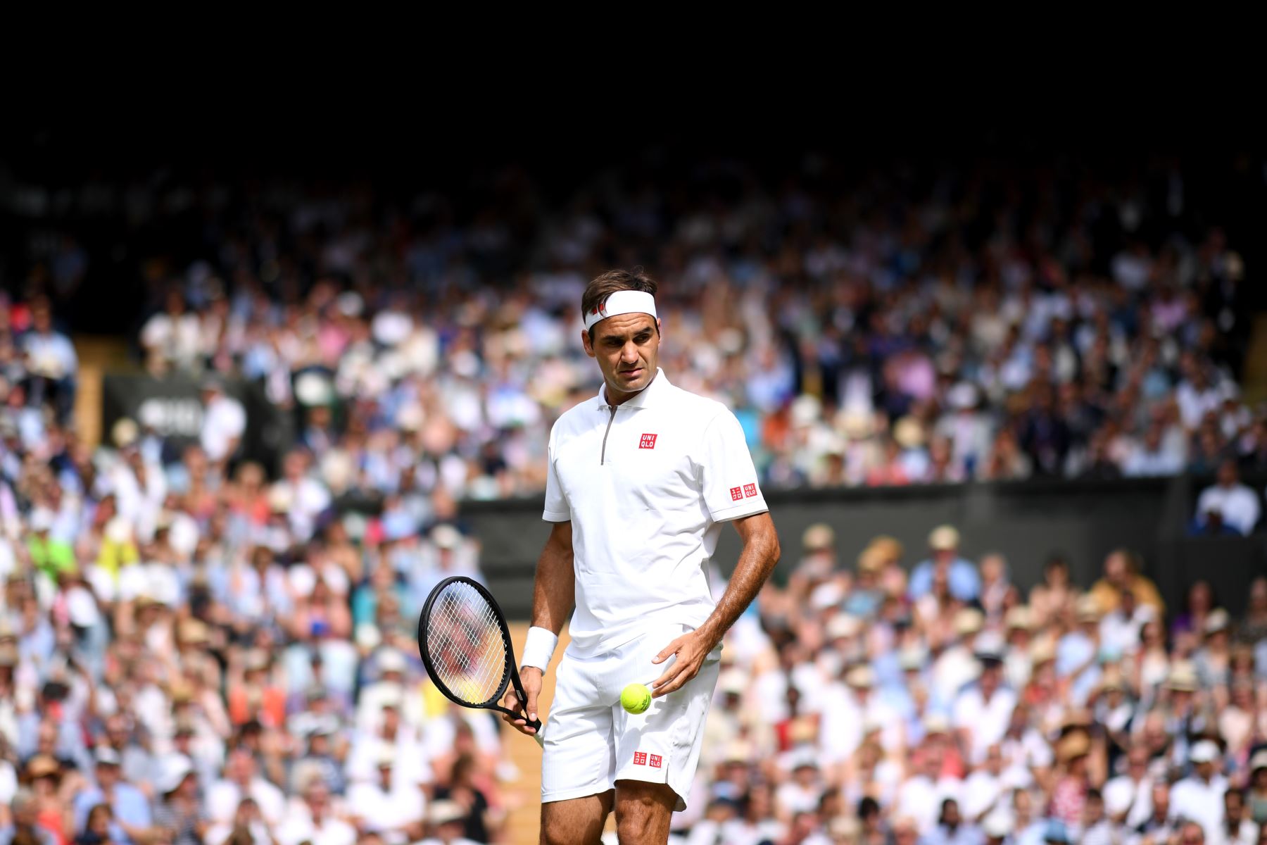 Roger Federer, de Suiza, entra a la cancha mientras juega contra Novak Djokovic de Serbia durante la final de individuales masculinos el día trece del Campeonato de Wimbledon 2019.
Foto: AFP