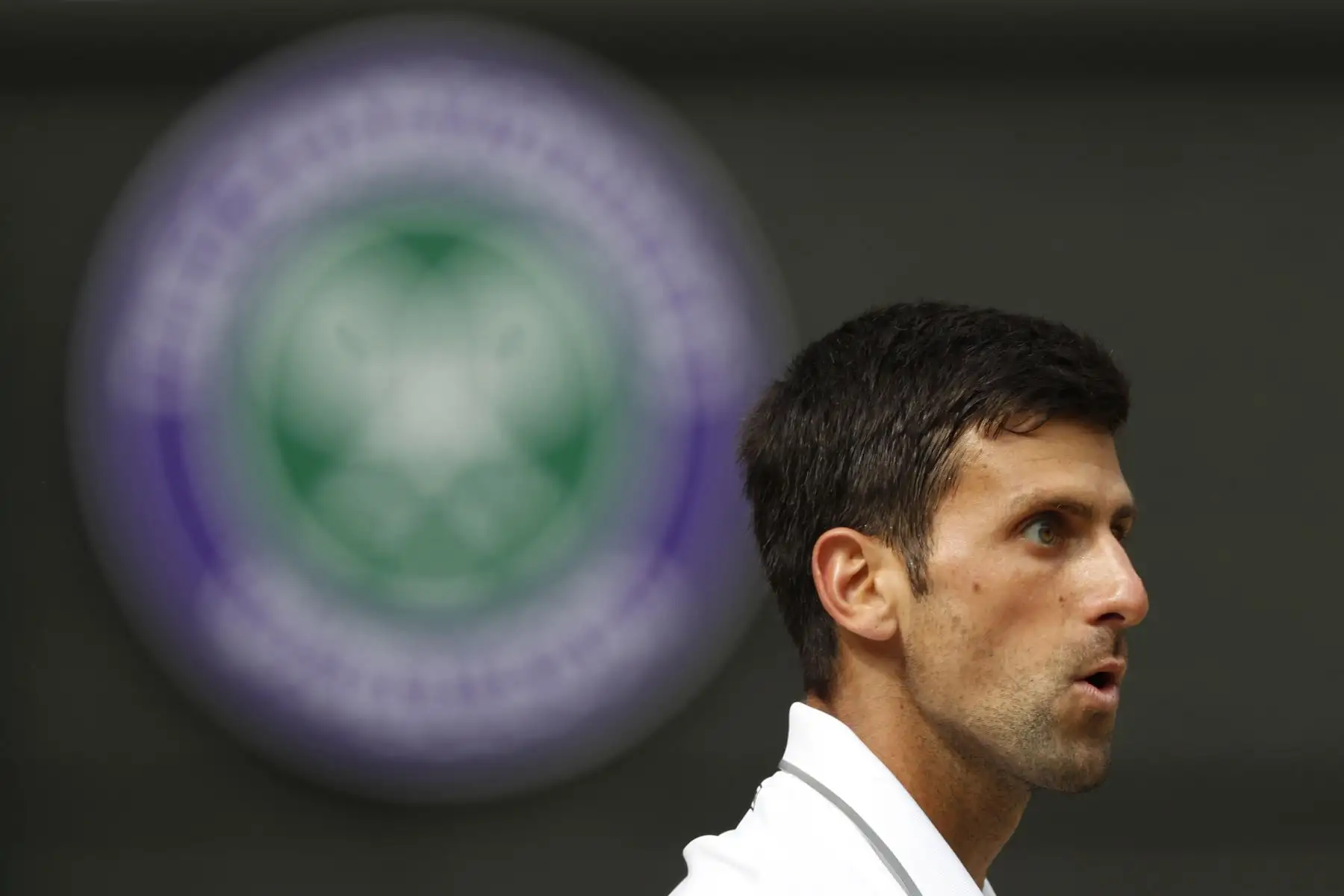 Novak Djokovic, de Serbia, observa cómo juega el Roger Federer de Suiza durante la final de individuales masculinos el día trece del Campeonato de Wimbledon 2019.
Foto. AFP