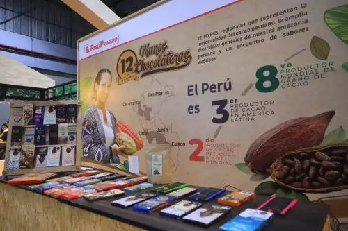 Con stands virtuales, catálogo de productos, y posibilidad de ventas directas y acuerdos comerciales a cualquier parte del país y del mundo, el Salón del Cacao y Chocolate de este año se prepara para su realización, programada a partir de julio próximo, reinventándose como un novedoso evento online bilingüe, ante la coyuntura de la emergencia por el nuevo coronavirus covid-19. ANDINA/Difusión