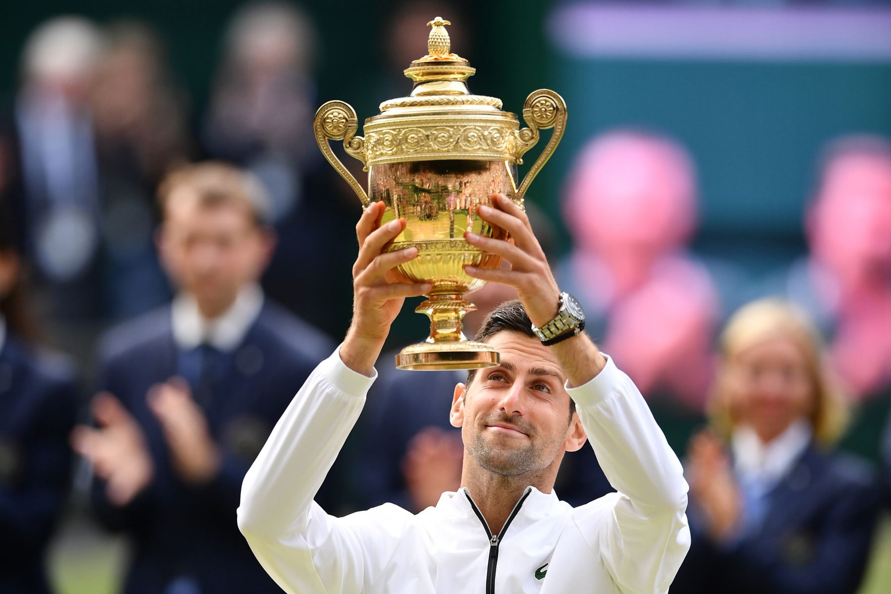 Novak Djokovic de Serbia levanta el trofeo de ganador después de vencer a Roger Federer de Suiza durante la final de individuales masculinos el día trece del Campeonato de Wimbledon 2019.
Foto: AFP