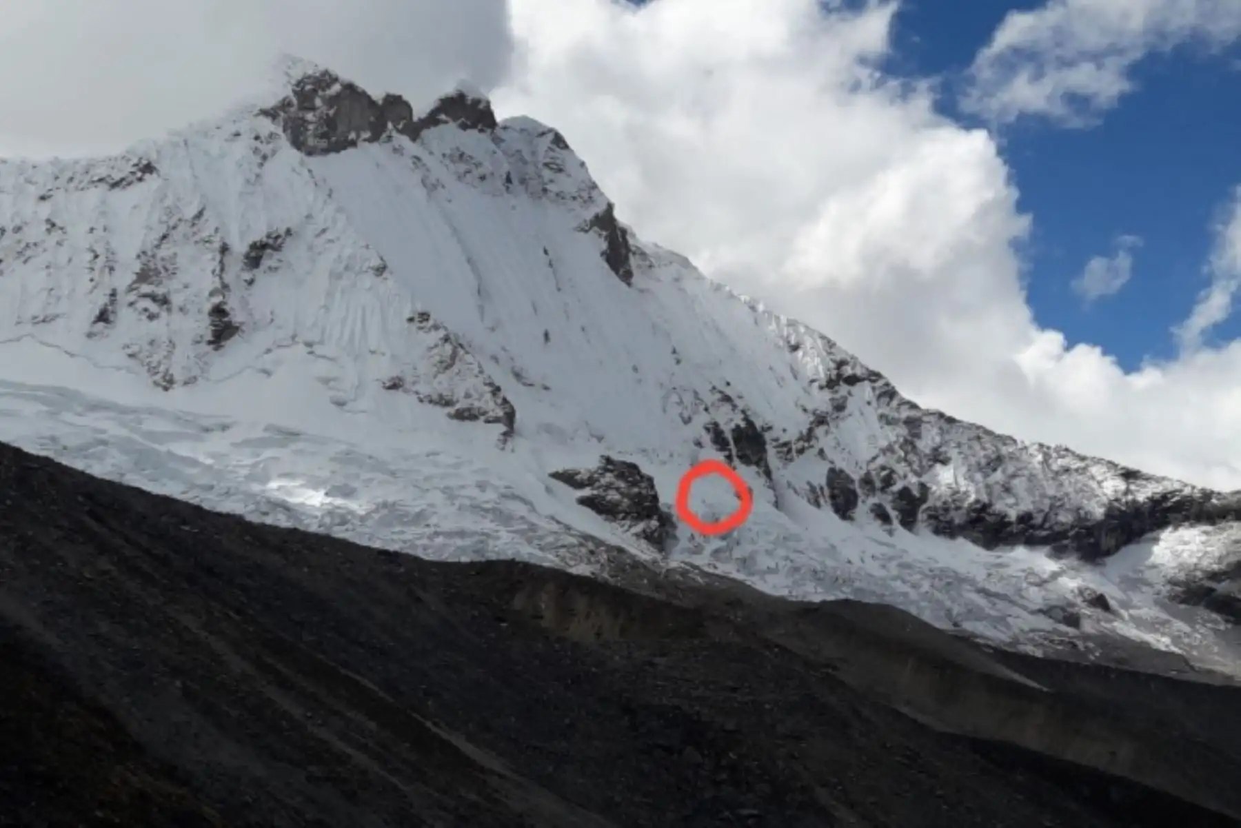 Dos alpinistas de nacionalidad argentina murieron intentando escalar el nevado Caraz, situado en la jurisdicción de la quebrada de Parón, provincia de Huaylas, en la sierra de la región Áncash.