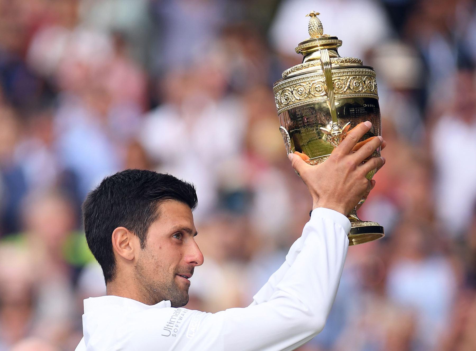 Novak Djokovic, de Serbia, tiene el trofeo de ganador después de vencer a Roger Federer de Suiza durante la final de individuales masculinos el día trece del Campeonato de Wimbledon 2019.
Foto: AFP