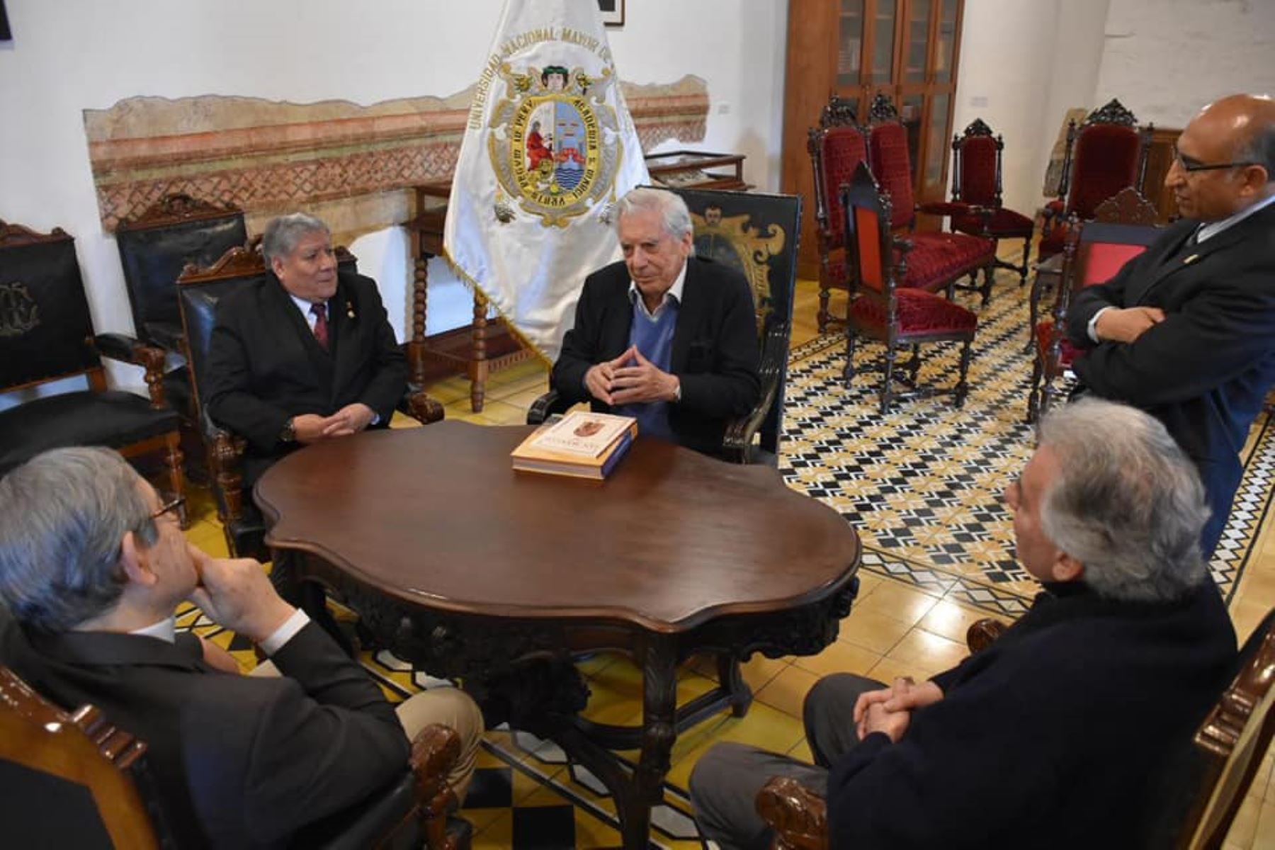 El escritor y su hijo Alvaro sostuvieron una reunión con el rector y otras autoridades de San Marcos. Foto:  Andina/UNMSM