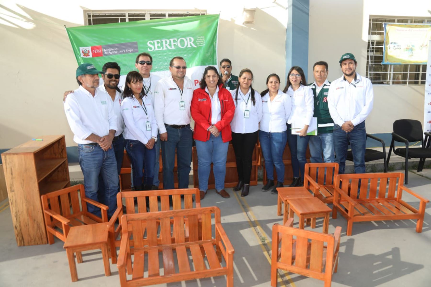 La ministra Fabiola Muñoz entregó material mobiliario educativo (sillas y estantes) a la UGEL Norte de Arequipa.