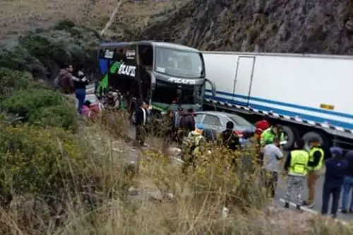 Dos fallecidos y diez heridos dejó un choque múltiple protagonizado por tres vehículos en el kilómetro 111 de la carretera Central.